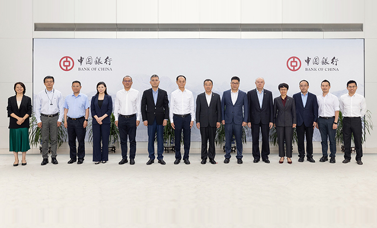星空娱乐集团董事长王剑峰（右边第六位） 官网使用.jpg